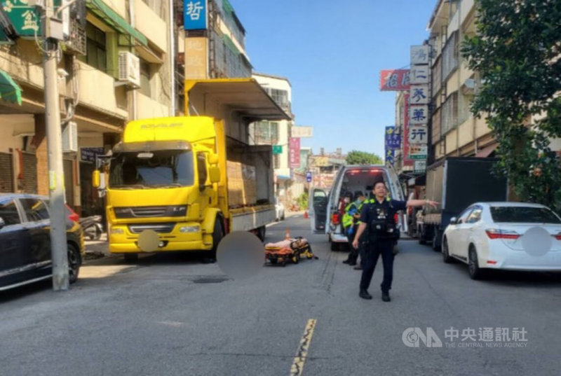 72歲蕭姓女子8日在台中市東區進化路駕駛堆高機作業，廖姓男子騎乘機車經過與堆高機發生碰撞，廖男當場傷重不治。（翻攝照片）中央社記者蘇木春傳真　115年9月8日