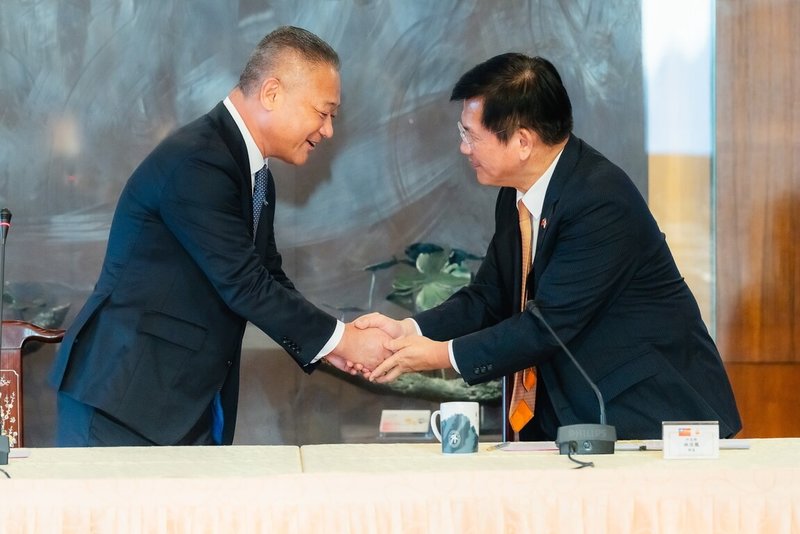 外交部長林佳龍（右）7日接見「日本維新會．中華民國（台灣）友好研討會台灣訪問團」，與團長日本眾議員馬場伸幸（左）握手致意。（外交部提供）中央社記者楊堯茹傳真 115年9月8日