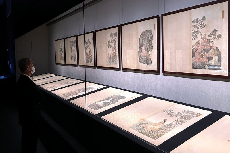 國立故宮博物院南部院區8日起推出全新人氣國寶展「天團降臨：藝術中的仙佛組合」，其中晚明「變形主義」居士畫家吳彬所繪製的「畫楞嚴二十五圓通佛像冊」是重要古物。（故宮南院提供）中央社記者黃國芳傳真　115年9月8日