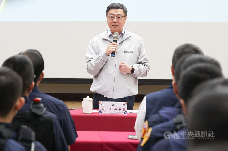 行政院長卓榮泰（後中）8日晚間視察台北市警察局中山分局，會中宣布行政院已正式核定，深夜時段駐地內的值班及勤務都納入深夜危勞津貼發放範圍，預估全國約5萬名前線員警未來每月可獲得新台幣2000元津貼。中央社記者謝佳璋攝 115年9月8日