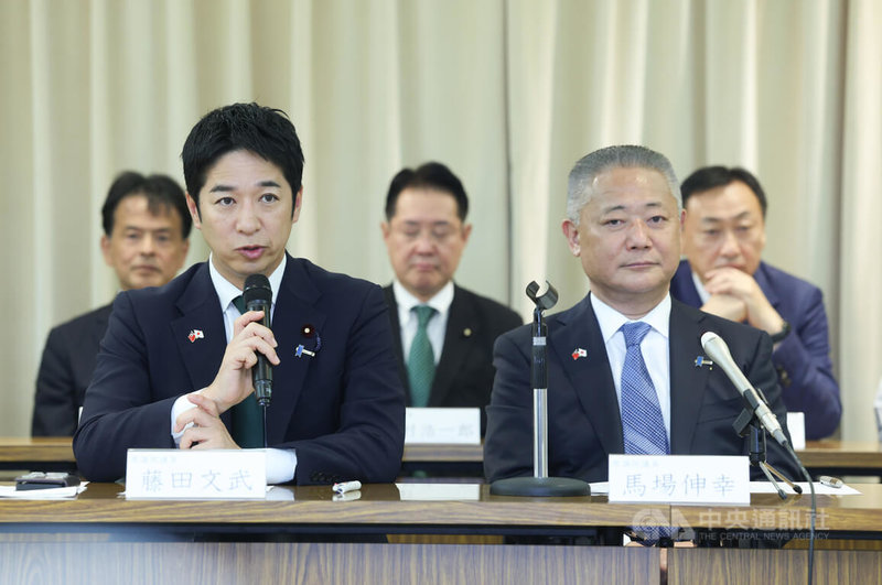 「日本維新會．中華民國（台灣）友好研討會台灣訪問團」8日在台北舉行記者會，維新會共同代表藤田文武（前左）被問及日版台灣關係法推動可能性時說，必須思考技術上的論點，最重要的是日本必須提高戰略自主性，也不能忽視與美國、澳洲的同盟。前右為日本眾議員馬場伸幸。中央社記者謝佳璋攝 115年9月8日