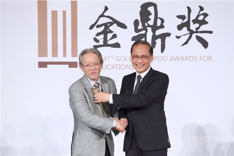 讀書共和國出版集團創辦人郭重興7日辭世，享壽77歲。文化部將呈請總統明令褒揚。圖為2017年郭重興獲第41屆金鼎獎特別貢獻獎，於中山堂授獎的畫面。（中央社檔案照片）