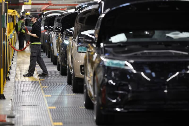 汽車製造商「捷豹荒原路華」7日宣布未來2年將裁撤4000名全球員工。圖為位於英國的捷豹荒原路華汽車廠。（路透社）