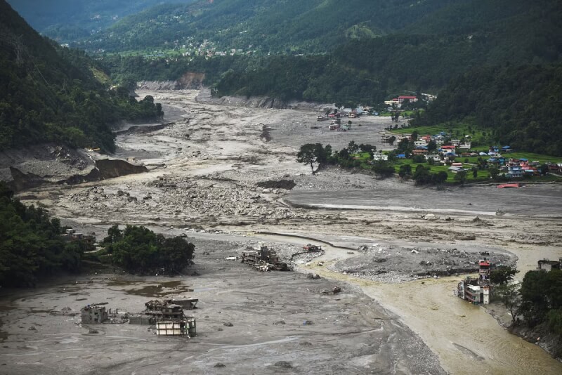 空拍畫面顯示尼泊爾8月底發生土石流後，建築遭泥土覆蓋。（路透社）