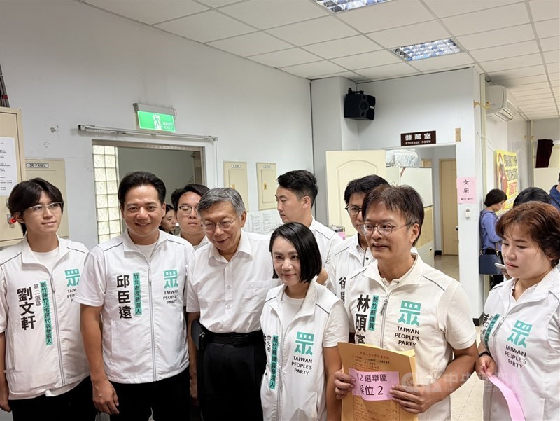 圖為民眾黨創黨主席柯文哲（前左3）與民眾黨竹北市長參選人邱臣遠（前左2）出席「民眾竹縣隊」聯合造勢活動。（中央社檔案照片）