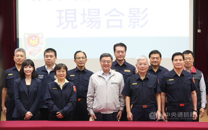 行政院長卓榮泰(前中)8日晚間赴台北市警察局中山分局視察慰勉員警暨聽取治安工作簡報,並與內政部長劉世芳(前左2)、警政署長張榮興(前右2)等人合影留念。中央社記者謝佳璋攝 115年9月8日