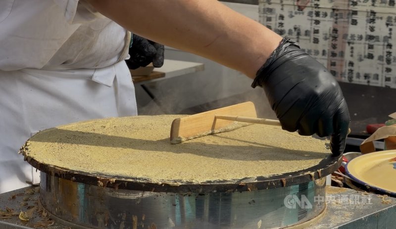北京煎餅果子節至於9月4日至6日在北京龍潭中湖公園舉行。圖為製作天津煎餅果子。中央社記者呂佳蓉北京攝 115年9月8日