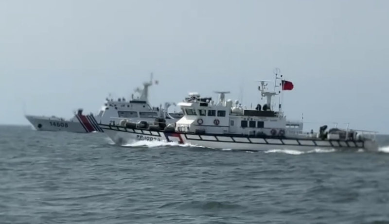 4艘中國海警船8日上午侵擾金門水域，海巡署隨即調度巡防艇併航拒止，並透過中、英文廣播要求轉向航離。（海洋委員會海巡署金馬澎分署提供）中央社記者吳玟嶸傳真　115年9月8日