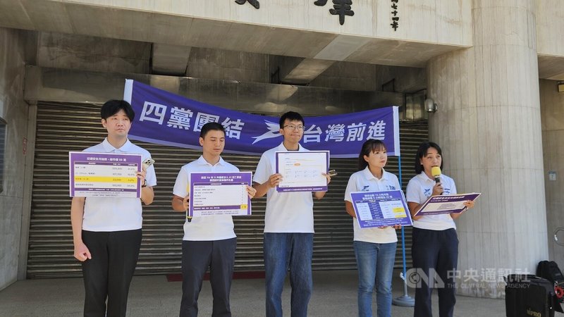 台灣前進陣線8日在立法院群賢樓前召開「交通安全月花900萬5年最高、健檢數字灌水，成效指標在哪裡？」記者會。中央社記者曾以寧攝　115年9月8日