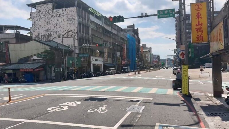 基隆市1名男子開車行經七堵國小周邊（圖）時，5分鐘內被舉發9張罰單，共處新台幣1萬800元罰鍰，男子的女兒指控，同一個違規還重複開單3張。警方8日表示，為不同路段與時段的多項動態違規。（讀者提供）中央社記者王朝鈺傳真 115年9月8日