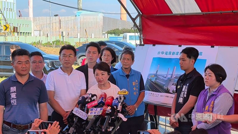 台中市長盧秀燕（前左3）等人8日到台電台中電廠了解燃氣機組狀況，她並提出機組「增1氣減1煤」，要求中央一定要依約而行。中央社記者蘇木春攝　115年9月8日