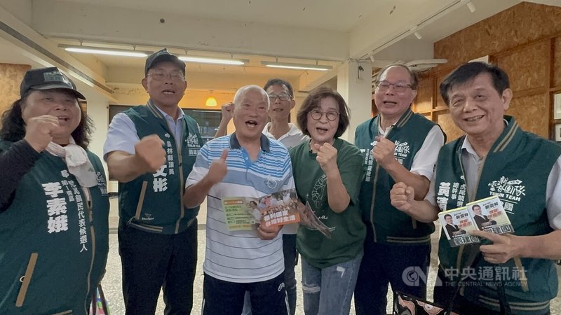 中央畜產會董事長蘇治芬（右3）8日展開雲林縣沿海11鄉鎮宣講行動，她說立法院藍白合局勢等令人擔憂，且2026地方選舉算是2028總統大選前哨戰，每個人出一份力量，讓2026年選得好，中央政務才能順利推行、2028年會更好。中央社記者姜宜菁攝  115年9月8日