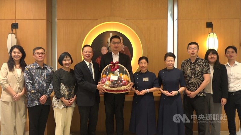 駐印尼代表洪振榮（左4）伉儷8日率代表處新任主管及同仁拜訪慈濟印尼分會，與執行長劉素美（右5）等交流台印相關議題及未來合作可能性。中央社記者羅薇佳雅加達攝　115年9月8日