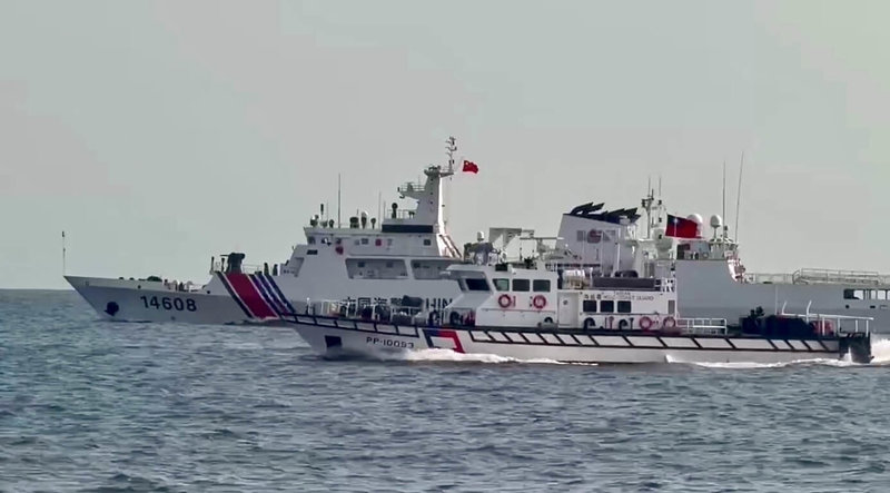 4艘中國海警船8日上午侵擾金門水域後，下午又再度現蹤，海巡署巡防艇一對一併航監控，並透過中、英文無線電廣播要求轉向航離。（海洋委員會海巡署金馬澎分署提供）中央社記者吳玟嶸傳真　115年9月8日