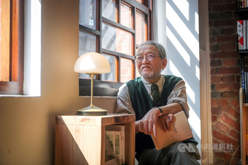資深出版人郭重興7日過世，享壽77歲，他生前創辦「讀書共和國出版集團」，旗下包括八旗、衛城、左岸等70多個品牌，近年更成立「郭怡美書店」，過世消息傳出，不少文友及讀者表達不捨。（中央社檔案照片）