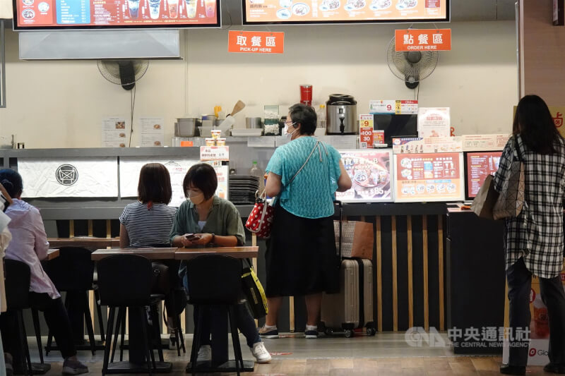 圖為台北市南港區百貨公司美食街營業情形。（中央社檔案照片）