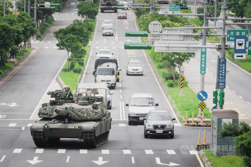 國軍6月實施立即備戰操演，M1A2T戰車在桃園青埔一帶戰備偵巡。（中央社檔案照片）