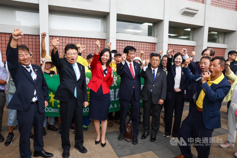 日本跨黨派國會議議員訪問團8日抵達台北松山機場,台灣國理事長陳峻涵(前右1)率團高呼口號歡迎日本維新會眾議員西田薰(前左起)、保守黨參議員北村晴男、參政黨參議員梅村瑞穗、日本維新會眾議員橫田光弘、國民民主黨參議員山田吉彥、日本維新會眾議員三木圭惠、日本維新會參議員石平到訪。中央社記者王騰毅攝 115年9月8日