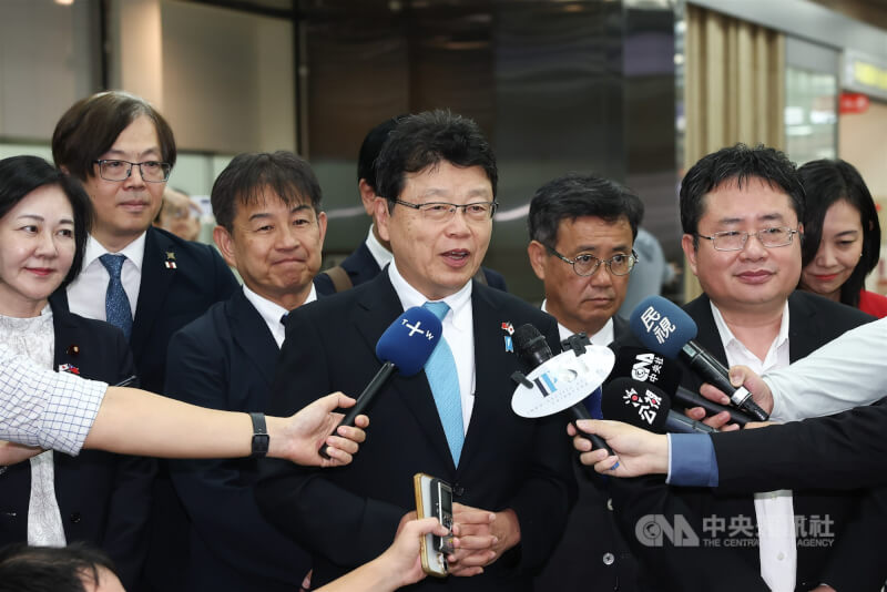 日本跨黨派國會議員訪問團8日抵達台北松山機場,日本保守黨參議員北村晴男(中)在機場受訪表示,此行目的是向台灣朋友傳達,訪團成員相當重視台灣海峽的和平安定。中央社記者王騰毅攝 115年9月8日