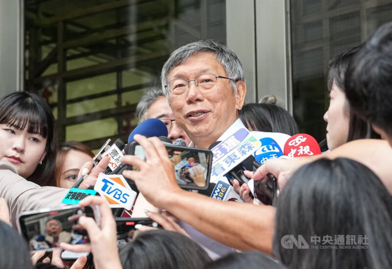 前台北市長柯文哲（中）涉京華城、政治獻金等案，一審判刑17年，全案二審8日在高院首次開庭，先處理政治獻金案，柯文哲於庭訊結束後接受媒體聯訪。中央社記者鄭清元攝　115年9月8日
