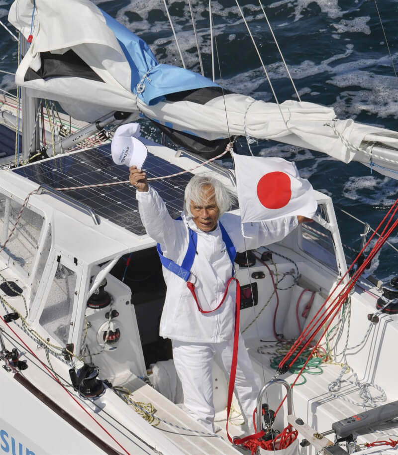 高齡88歲的日本海洋冒險家堀江謙一宣布將挑戰單獨駕駛帆船橫越太平洋。圖為堀江謙一完成同一壯舉後，在大阪灣揮舞著帽子。（共同社）