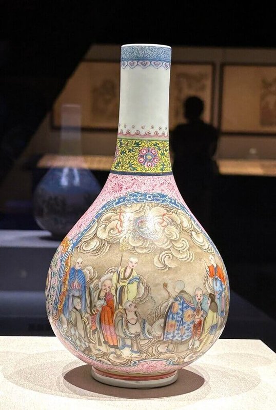 國立故宮博物院南部院區8日起推出全新人氣國寶展「天團降臨:藝術中的仙佛組合」,圖為清乾隆「洋彩開光十八羅漢膽瓶」,於器腹以琺瑯料繪製十八羅漢圖。(故宮南院提供)中央社記者黃國芳傳真 115年9月8日