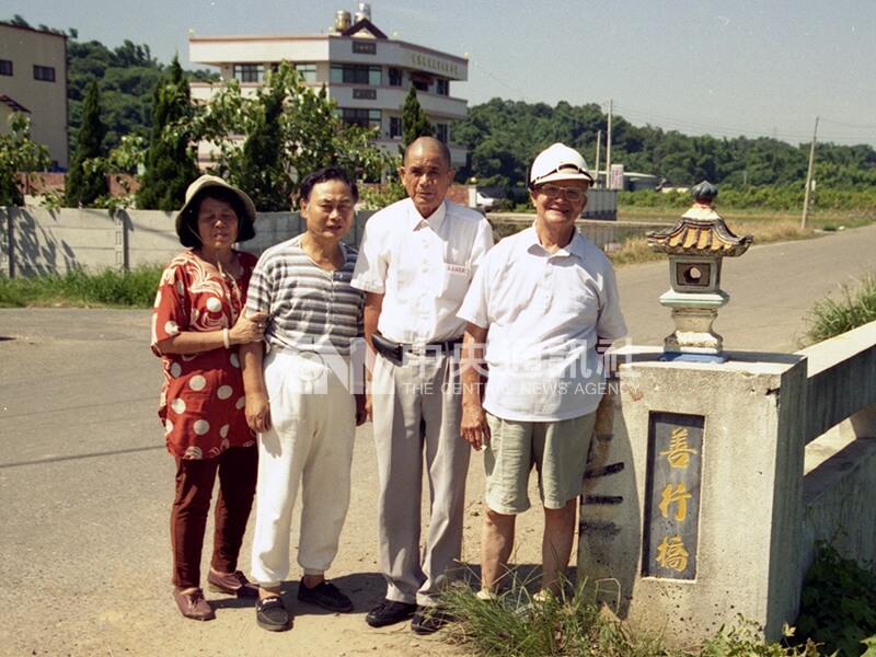 嘉邑行善團多年來造橋修路，善行遍及全台。圖為行善團團長何明德（右1）、團員及其建造的「善行橋」。中央社攝 84年7月18日