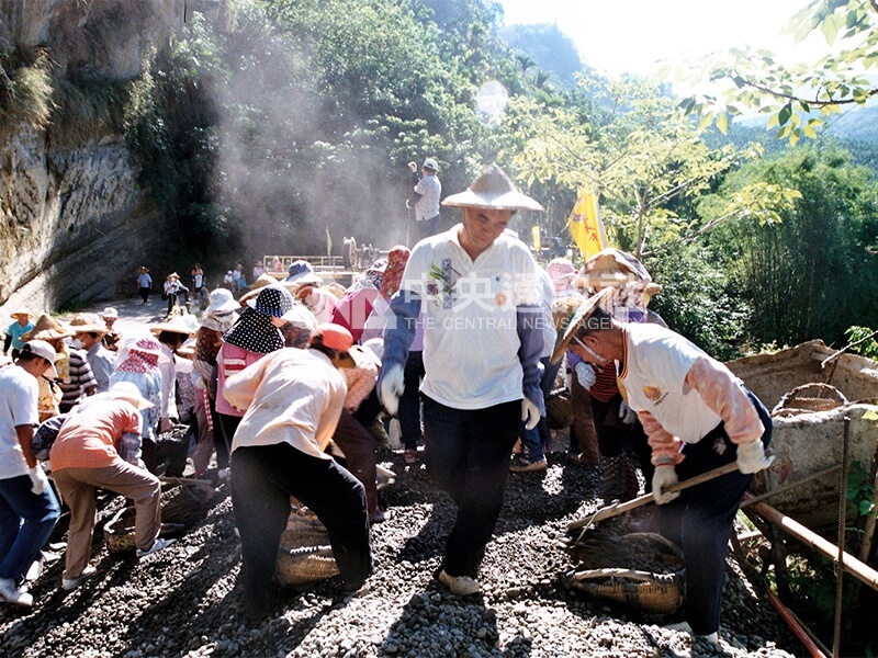 嘉義縣中埔鄉石硦林場入口的路基被山洪掏空,嘉邑行善團赴當地興建「仁通橋」,這是該團所建第318座橋梁。中央社記者江俊亮嘉義縣傳真 93年5月31日