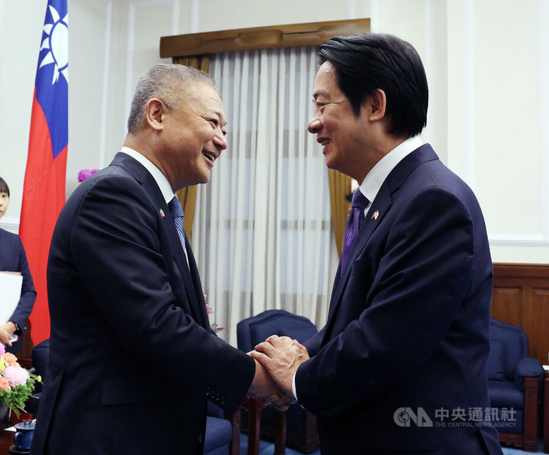 總統賴清德(右)8日在總統府歡迎日本維新會長馬場伸幸(左)以及維新會的老朋友、新朋友來訪,感謝在此關鍵時刻特別撥空來台訪問,對台日關係或台海和平穩定具有重要意義。中央社記者郭日曉攝 115年9月8日
