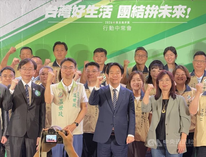 民進黨9日移師南投縣草屯鎮召開「行動中常會」,兼任黨主席的總統賴清德(前右2)與黨籍南投縣長參選人温世政(前左2)等人合影。中央社記者蕭博陽攝 115年9月9日