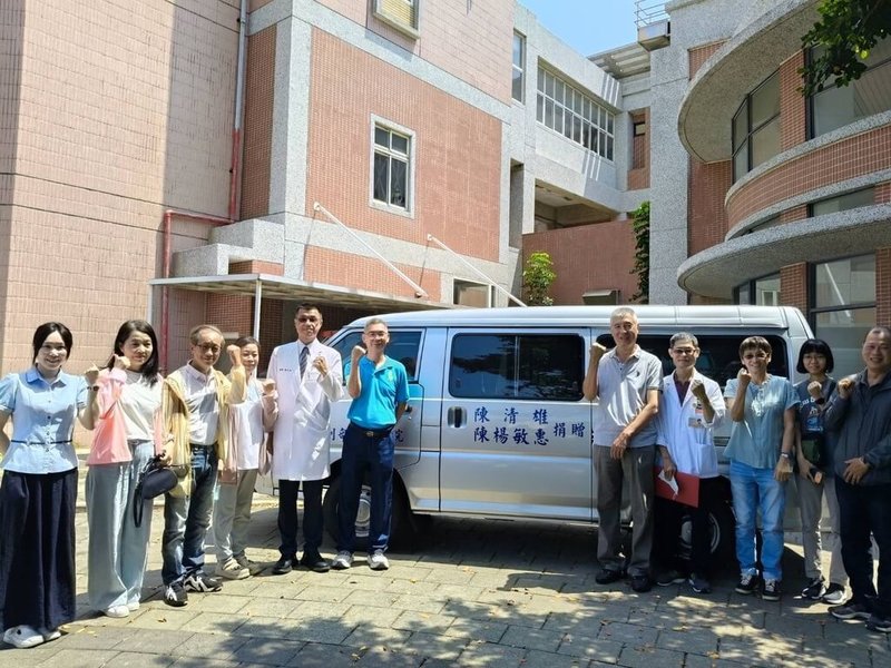 澎湖旅高鄉親陳良維（左6）為感念父母遺愛，9日以父母陳清雄、陳楊敏惠的名義捐贈一部9人座接駁車給衛福部澎湖醫院，未來作為接駁病患就醫往返之用。（衛福部澎湖醫院提供） 中央社  115年9月9日