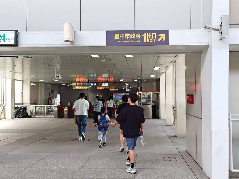 台中捷運綠線市政府站設有2處出口，中捷公司近日優化站內導引標誌，方便到市府洽公的旅客更快辨識方向。（中捷公司提供）中央社記者蘇木春傳真　115年9月9日
