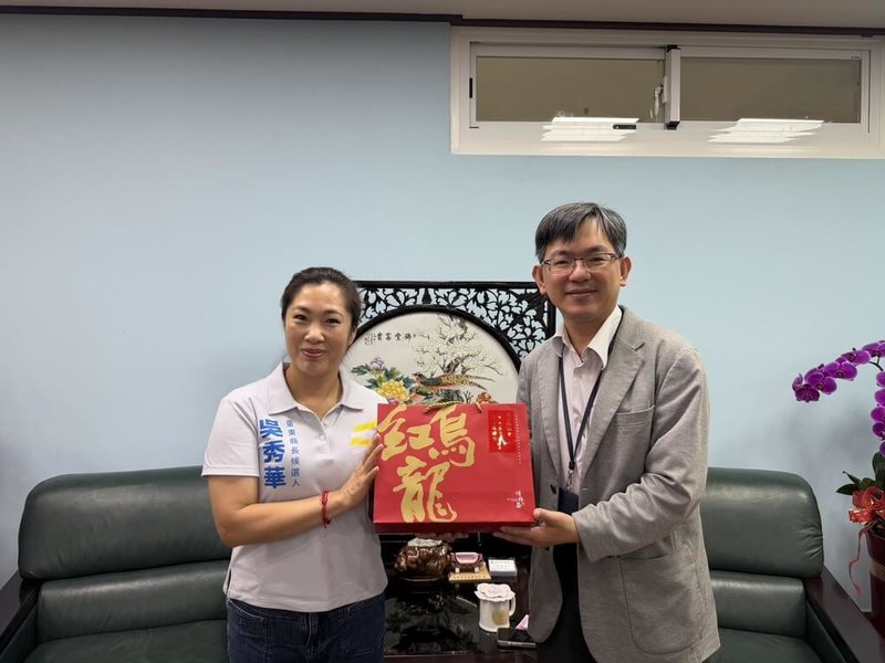 國民黨台東縣長參選人吳秀華（左）9日喊出離島醫療不能等，並指出台東醫院院長李偉愷（右）7日前來拜會，雙方就台東醫療人力、離島醫療及基層醫療量能等議題交換意見。（吳秀華競選總部提供）中央社記者盧太城傳真　115年9月9日