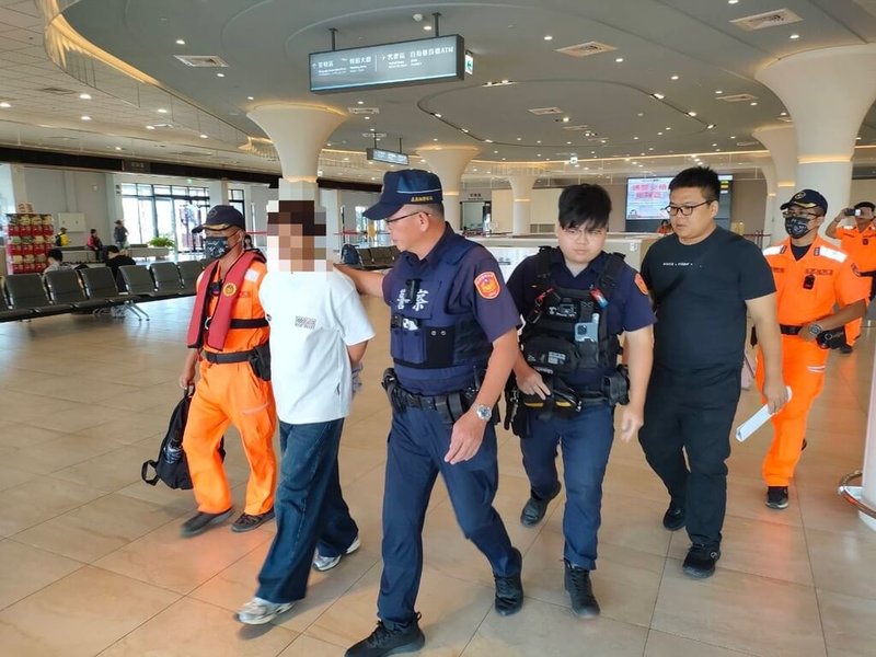 海巡署中部分署第四岸巡隊過濾布袋港登輪前往澎湖旅客名單時，發現9日搭船黃姓男子（左2）為竊盜通緝犯，待其現身取票櫃台時，會同警方將其逮捕歸案。（海巡署提供）中央社記者蔡智明傳真　115年9月9日