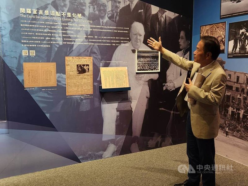 國史館長陳儀深（右）9日導覽國史館「亮光與暗影」特展，他說，開羅宣言是逗點，不是句號。中央社記者葉素萍攝　115年9月9日