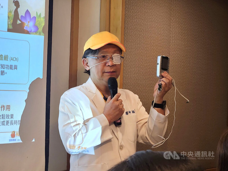 台股AI投資熱，股價大幅上下波動，引發財務高壓。開業精神科醫師楊聰財（圖）說，據觀察，近期門診湧入不少年齡介於30至40歲的青壯年科技族群來求診，比平常超過2成。中央社記者陳婕翎攝　115年9月9日