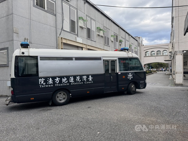 花蓮縣秀林鄉傳賄選醜聞，現任鄉長王玫瑰、丈夫胡智民涉及以餐會、禮品及現金行賄，花蓮地院9日裁定夫婦2人與小太陽關懷協會徐姓負責人羈押禁見。法院外聚集不少親友及支持者，對著囚車比出加油手勢。中央社記者張祈攝　115年9月9日