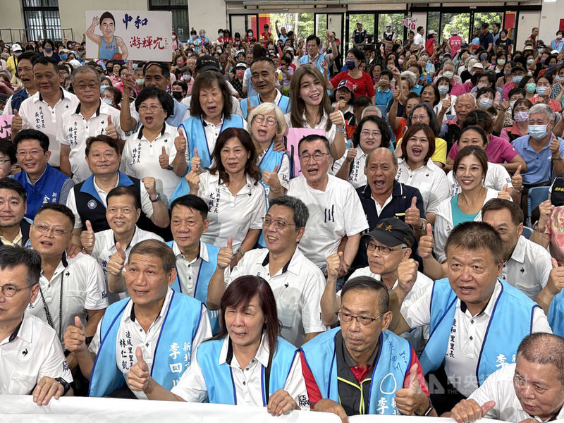 國民黨新北市長參選人李四川（3排右3）9日出席中和區川友會成立大會，與里長鄉親合影留念，高喊凍蒜口號。中央社記者曹亞沿攝　115年9月9日
