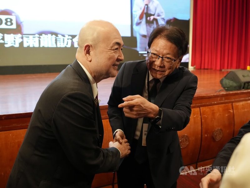 總統府秘書長潘孟安(右)與日本台灣交流協會代表片山和之(左)9日晚間在台北,出席印太戰略智庫2週年感恩餐會,互相握手致意。中央社記者徐肇昌攝 115年9月9日