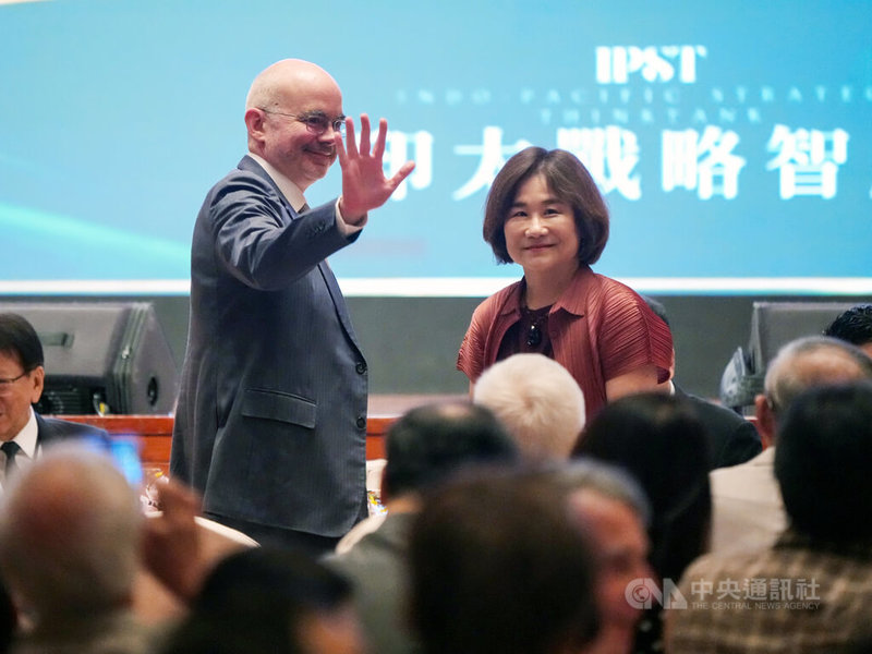 美國在台協會(AIT)處長谷立言(Raymond F. Greene)(左)9日晚間與妻子一同出席印太戰略智庫2週年感恩餐會。中央社記者徐肇昌攝 115年9月9日