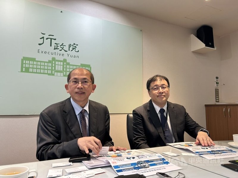 國科會10日將在行政院會報告「晶片驅動全台半導體核心設施建置及前瞻晶片設計軟體開發」，國科會副主委張振豪（左）與國科會工程技術研究發展處處長洪樂文（右）9日在行政院說明2計畫執行進度。中央社記者賴于榛攝　115年9月9日