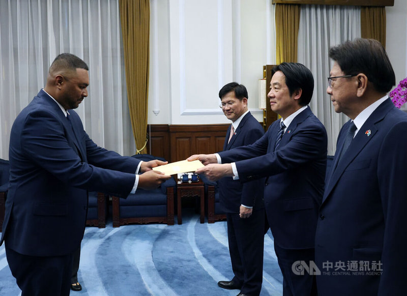總統賴清德（右排中）9日在總統府，接受帛琉共和國新任駐台特命全權大使吳傑法（Gaafar Uherbelau）（左）呈遞到任國書。中央社記者郭日曉攝　115年9月9日