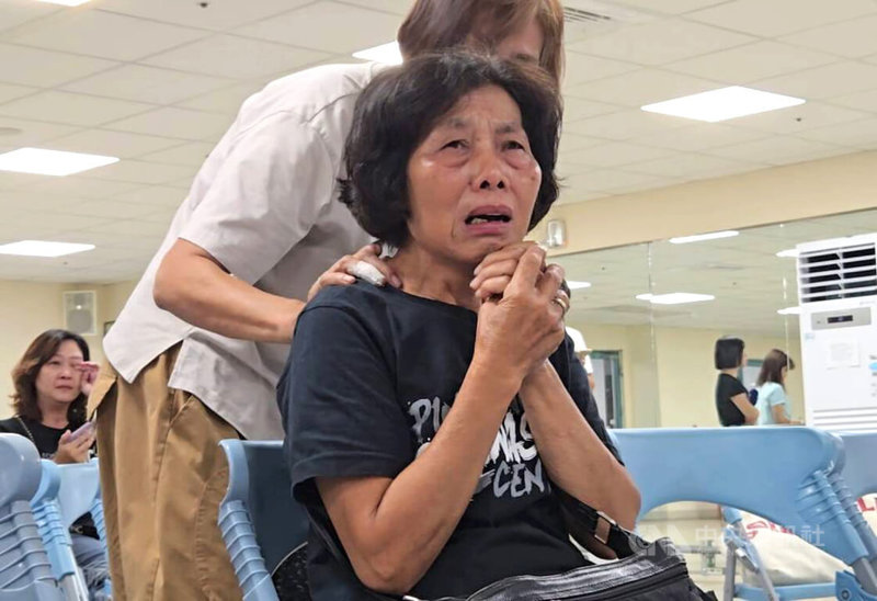 屏東體操選手的世錦賽遞補資格，在未被告知情況下遭中華民國體操協會放棄，民進黨立委徐富癸9日偕同選手家屬舉行記者會，選手潘采宸的阿嬤（前）淚訴協會不給孩子機會。中央社記者黃郁菁攝　115年9月9日
