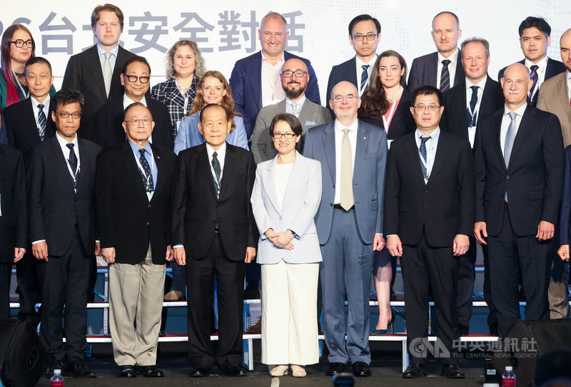 國防安全研究院9日在台北舉行「2026台北安全對話」，副總統蕭美琴（前中）、美國在台協會（AIT）處長谷立言（Raymond Greene）（前右3）、國防安全研究院董事長霍守業（前左3）等人出席合影。中央社記者謝佳璋攝　115年9月9日