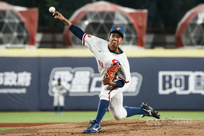 2026年第14屆U18亞洲青棒錦標賽B組預賽9日晚間進行台灣隊與新加坡隊之戰,台灣投手鄭品紳(圖)先發1局,被敲出2支安打、失1分,台灣終場以16比1順利擊敗新加坡拿勝。中央社記者鄭清元攝 115年9月9日