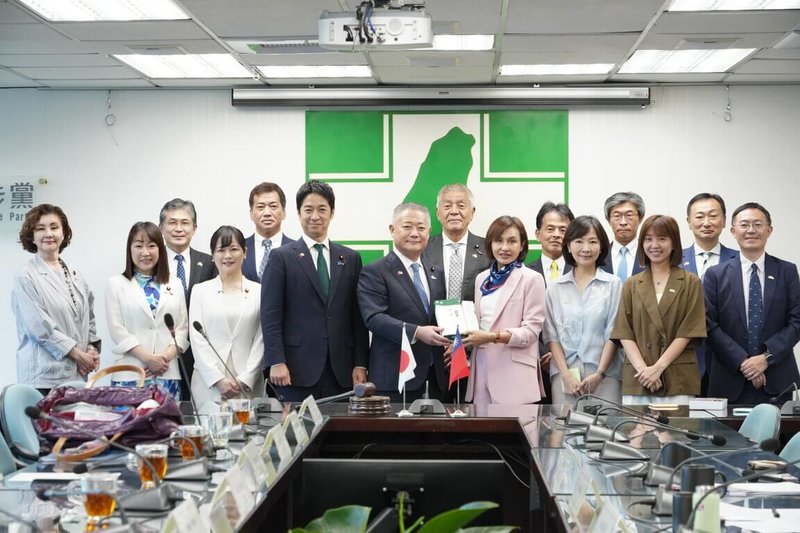 「日本維新會・中華民國（台灣）友好研討會台灣訪問團」拜會民主進步黨中央黨部，雙方就台日關係、區域安全、少子化、科技產業等議題交換意見。（民進黨提供）中央社記者王揚宇傳真　115年9月9日