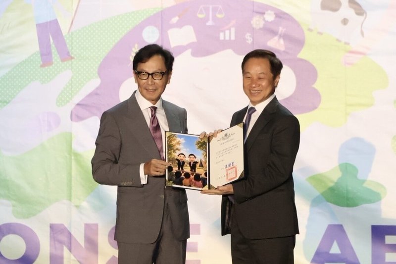 東海大學8日舉行115學年度「大學入門」新生開學典禮，富邦集團董事長蔡明忠（左）以東海大學董事身分出席期勉新生，校長張國恩（右）致贈感謝狀。（東海大學提供）中央社記者郝雪卿傳真  115年9月9日