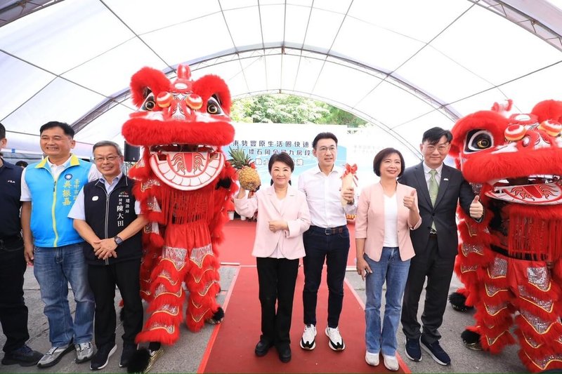 台中東豐生活圈快速道路第2標工程9日舉行開工典禮，台中市長盧秀燕（右4）及立法院副院長江啟臣（右3）、民進黨立委何欣純（右2）等人同台出席。（台中市政府提供）中央社記者郝雪卿傳真  115年9月9日
