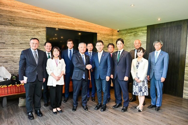 立法院副院長江啟臣（右4）9日中午在台中宴請「日本維新會．中華民國（台灣）友好研討會台灣訪問團」，雙方就台日直航、城市發展及運動產業等議題深入交換意見。（立法院提供）中央社記者劉冠廷傳真　115年9月9日