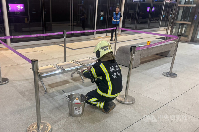 桃園大眾捷運公司表示，9日上午機場捷運A21環北站火警警報作動，巡視月台層座椅下方發現一塊鋰電池芯，消防人員確認鋰電池無燃燒痕跡，研判火警事件為偵煙器誤作動。（翻攝照片）中央社記者吳睿騏桃園傳真　115年9月9日